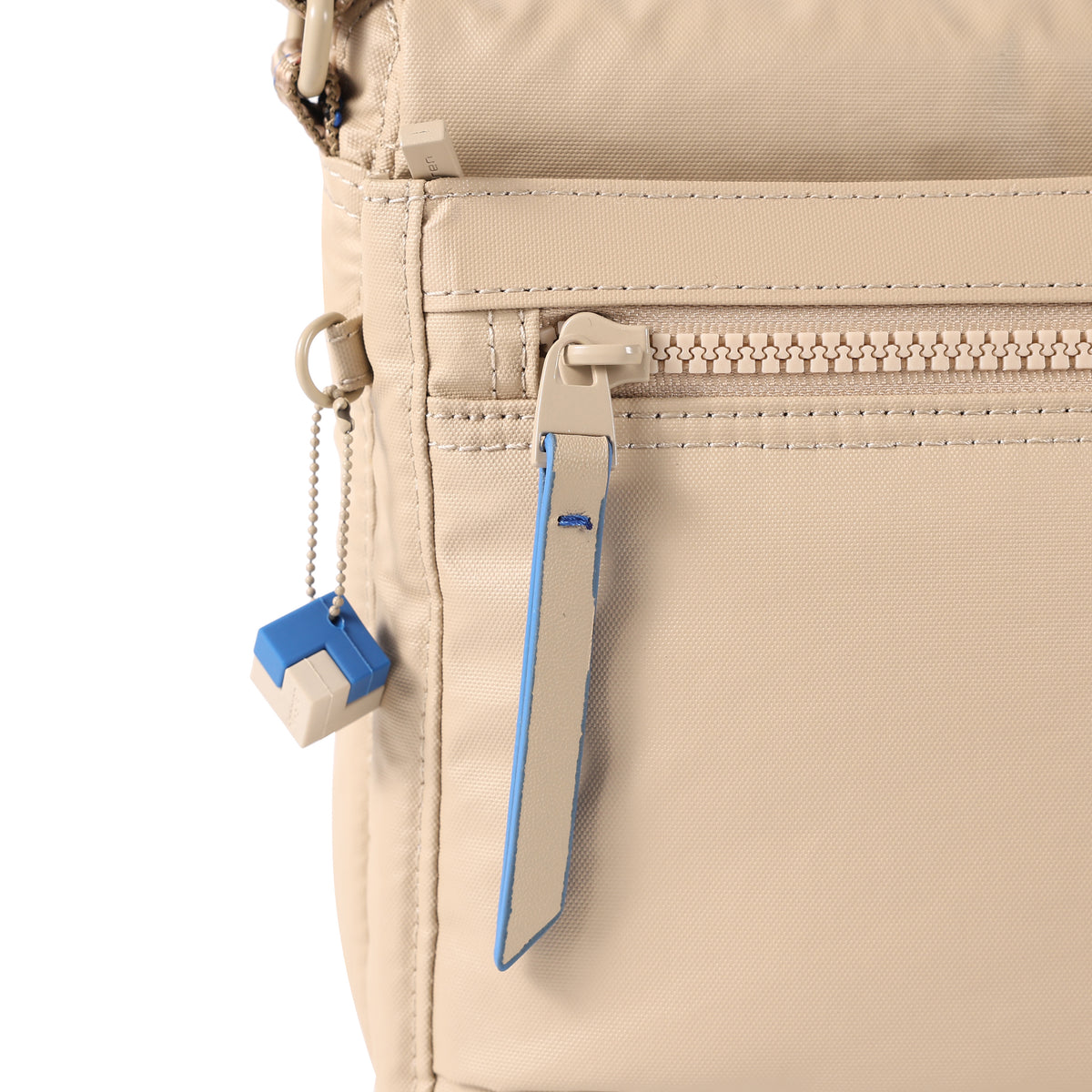 Eye M Shoulder Bag Medium Creased Safari Beige