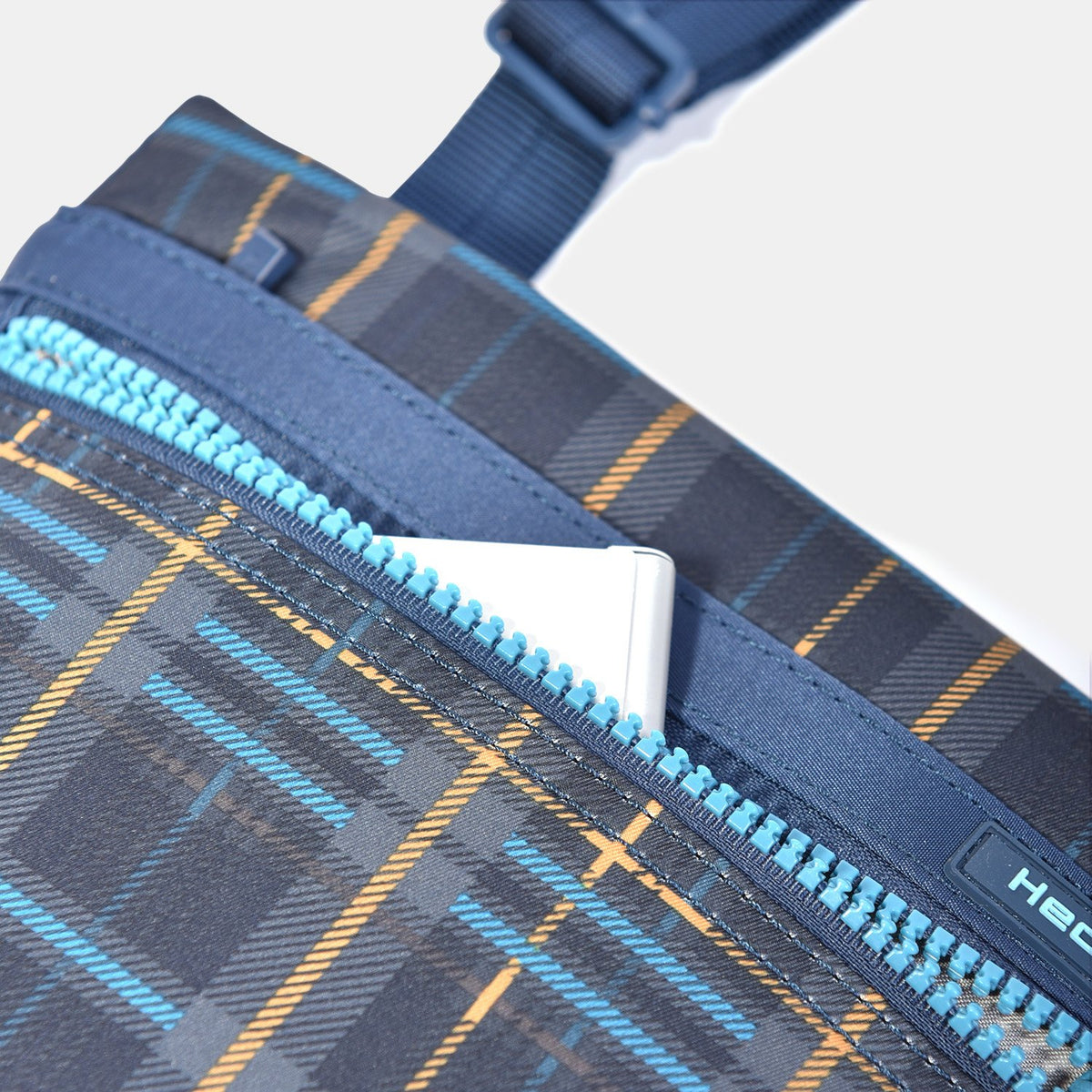 Hedgren LEONCE Small Vertical Crossover RFID